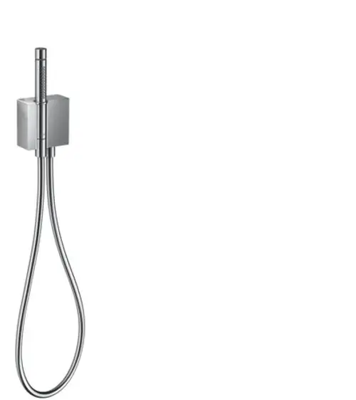 Stabhandbrause in Chrom mit flexiblen Schlauch, montiert an einer Wandhalterung. Teil der AXOR Edge Kollektion für moderne Badgestaltung.